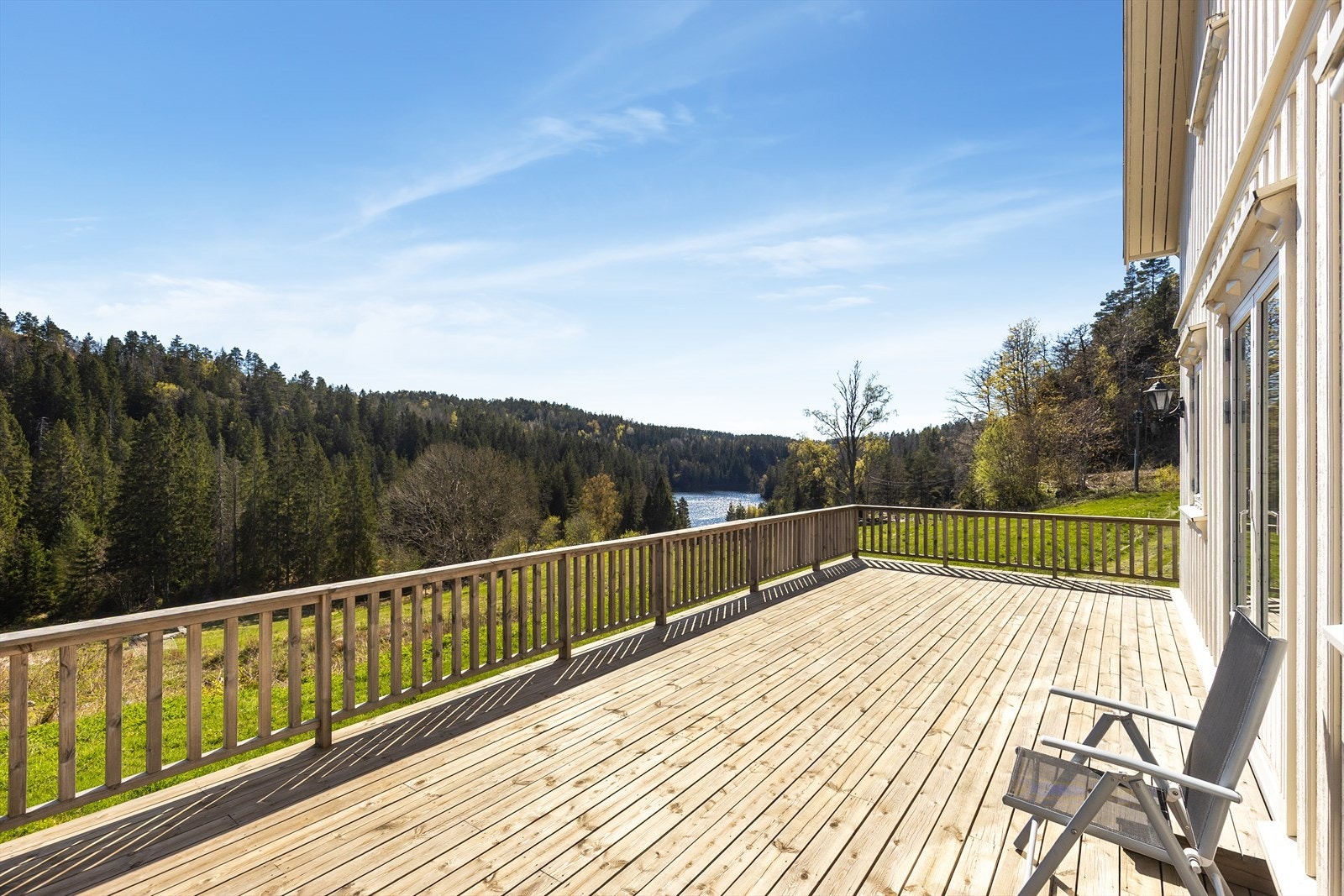 Fra stue/kjøkken er det dobbel terrassedør med utgang til en romslig terrasse med gode solforhold og nydelig utsikt! Galleribilde