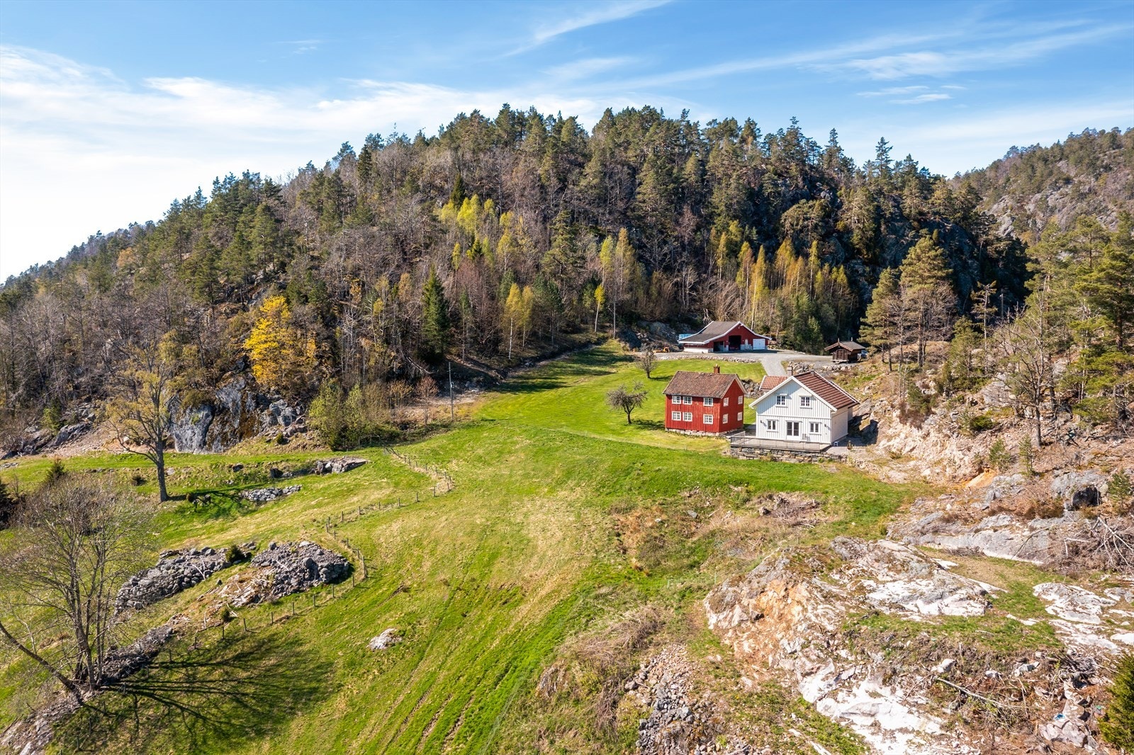 Gården Thomasbo er en sjelden mulighet, med et nyere våningshus og flere sjarmerende gårdsbygninger samlet på et tun. Galleribilde