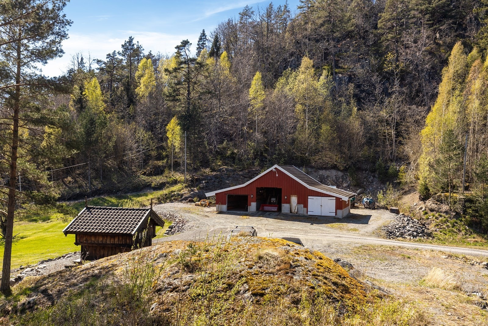 Garasjen inneholder også et isolert rom som er innredet som verksted. Galleribilde