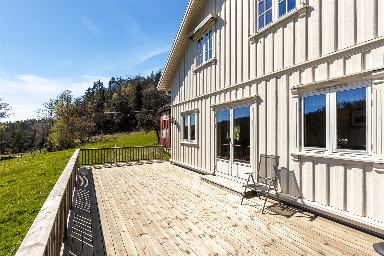 Terrassen ligger usjenert til, med god plass til utemøbler og grill. Her kan sene sommerkvelder nytes i stille og rolige omgivelser! Galleribilde