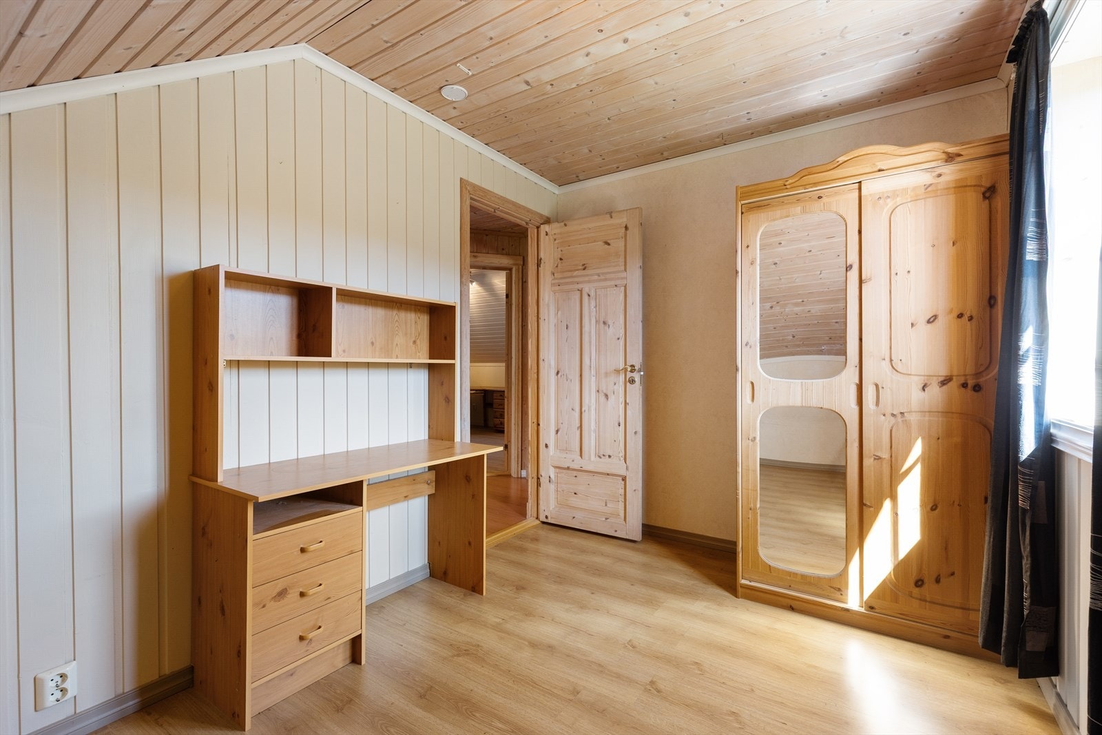 Soverommene i andre etasje har god plass til soveromsmøbler. Galleribilde