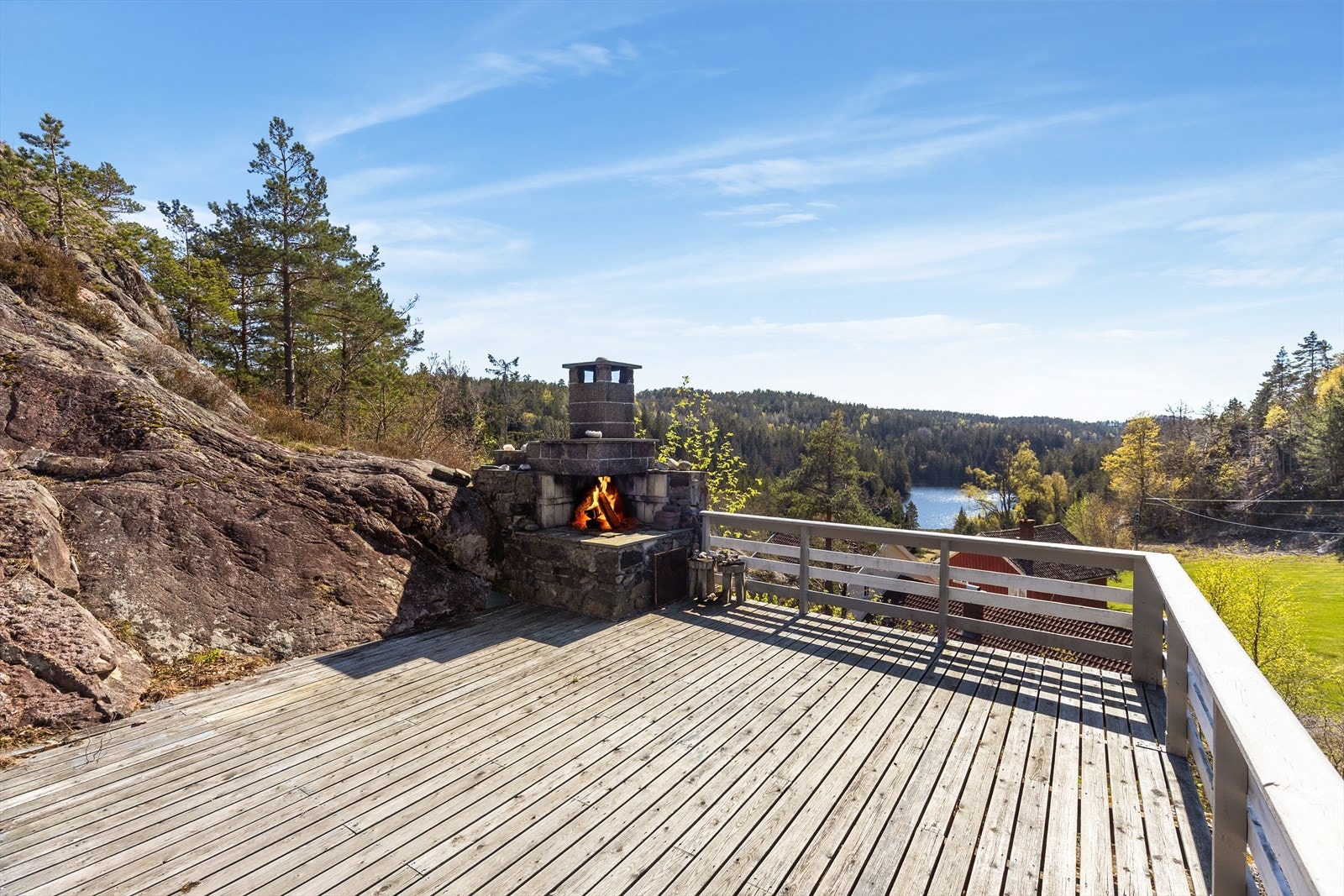 Utepeisen på terrassen skaper en lun samlingsplass på kveldene. Galleribilde