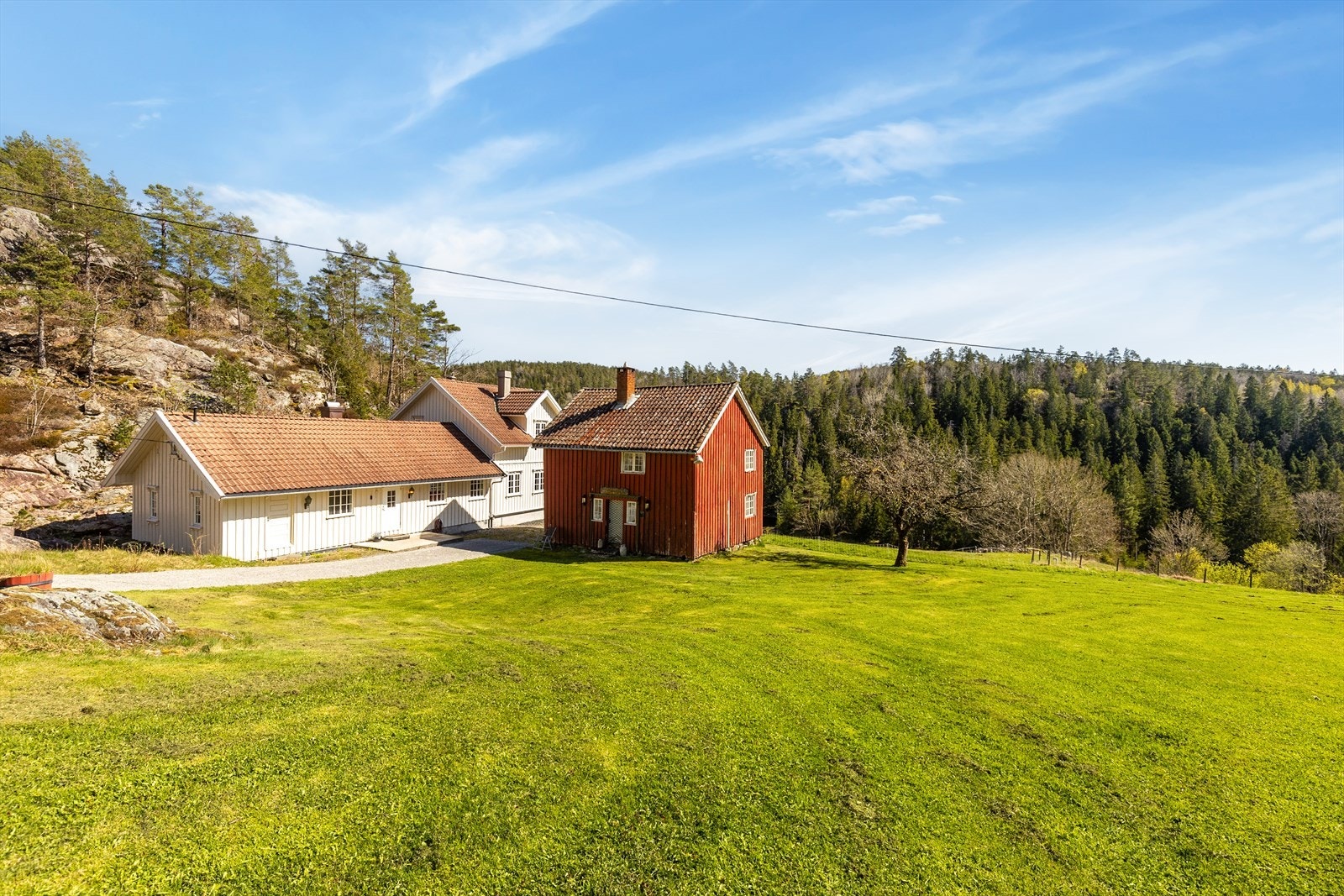 Eiendommen er på drøye 390 dekar og består bl.a. av ca. 260 dekar produktiv skog, 5,5 dekar fulldyrka jord og 6,8 dekar innmarksbeite. Galleribilde