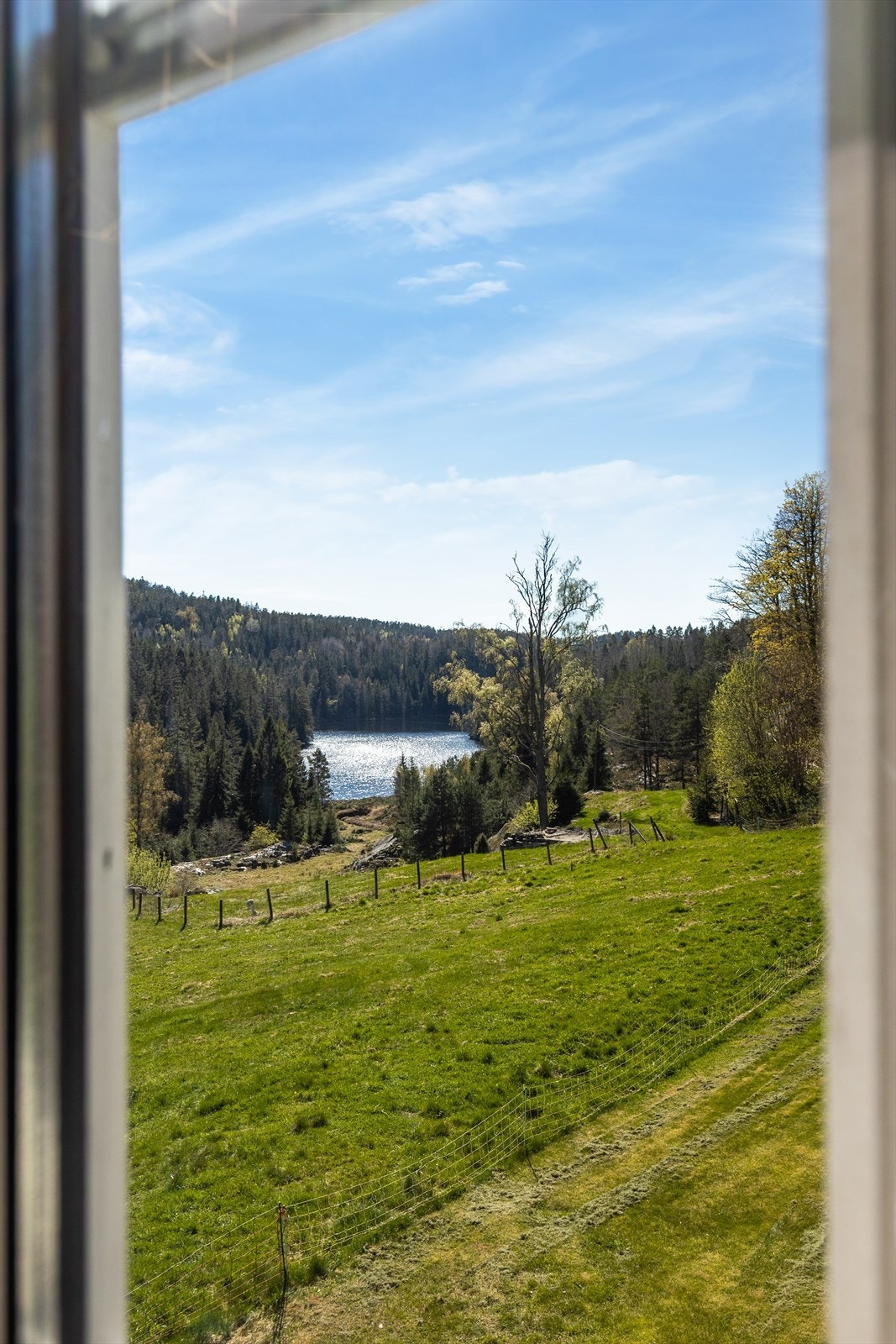 Fra vinduene i andre etasje er det nydelig utsikt mot jordene og Ringsjøvannet. Galleribilde