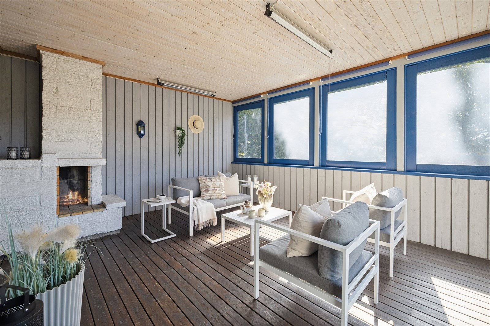 Her er det god plass til flere ulike sittegrupper - direkte utgang til hage via skyvedører Galleribilde
