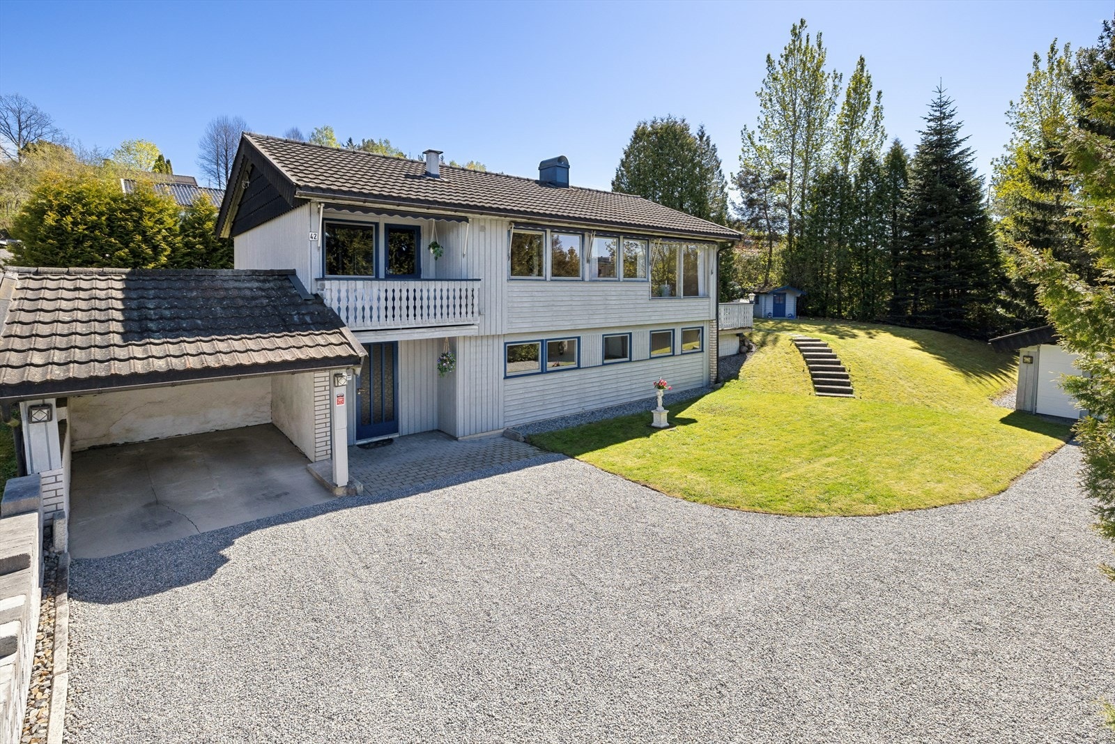 I tillegg til garasje har eiendommen gode parkeringsmuligheter i carport og på gårdsplassen Galleribilde
