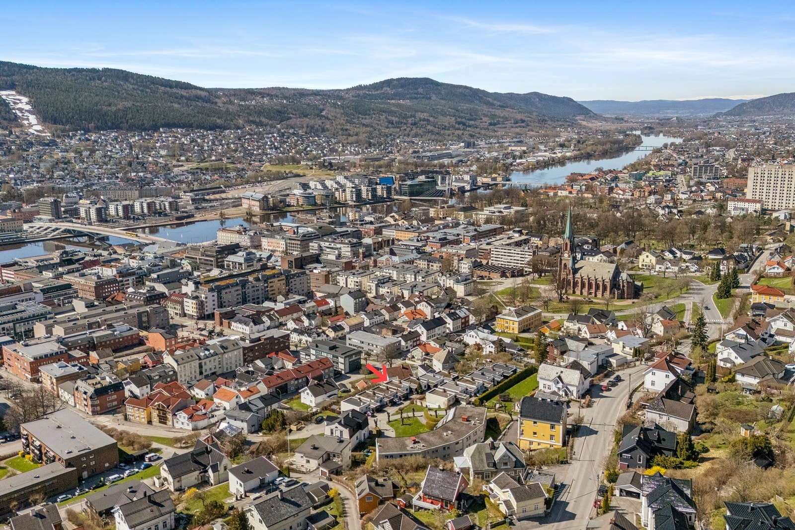 Flott oversiktsbilde av nærområdet med gode fasiliteter, grønne parker og nærhet til elven. Galleribilde