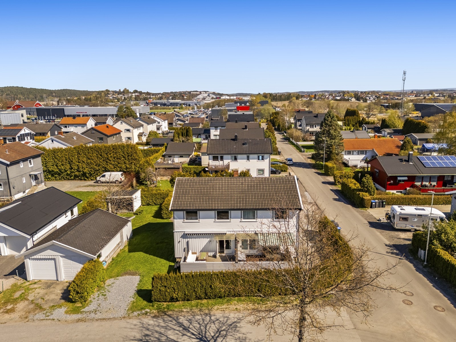 Oversikt over eiendommen og den gruslagte gårdsplassen med gode parkeringsmuligheter. Galleribilde