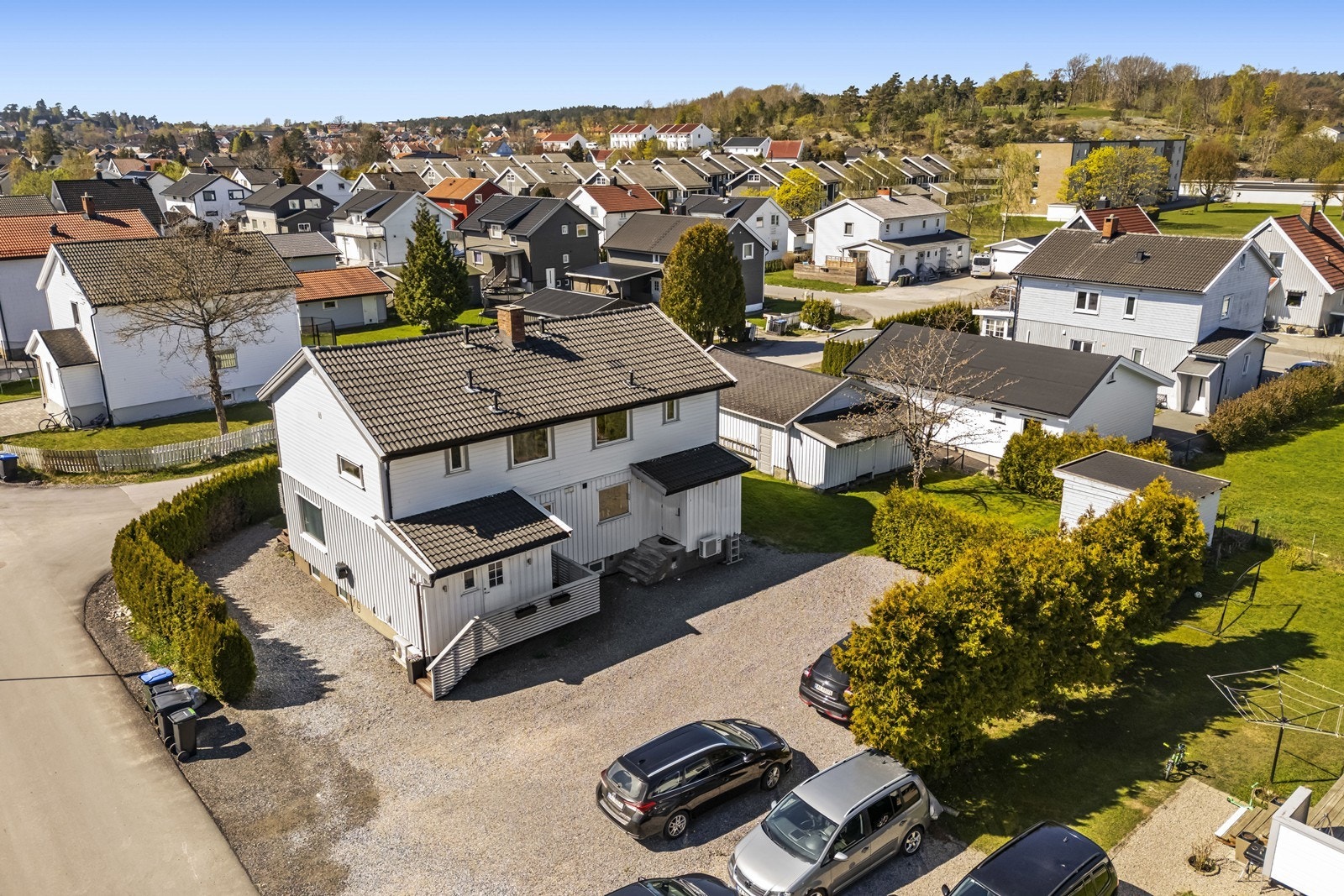 Boligen ligger fint til i terrenget med en romslig hage. Galleribilde