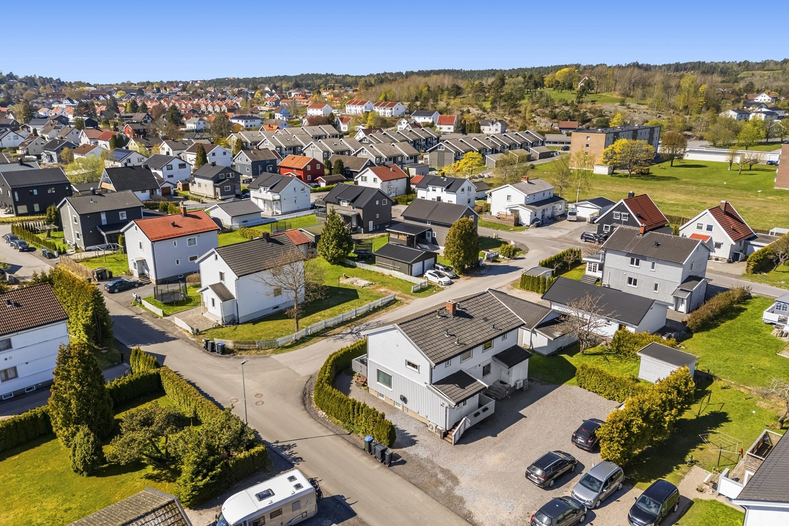 En tomannsbolig med tak og drenering fra 2000, og kledning skiftet i 2009/2010. Galleribilde