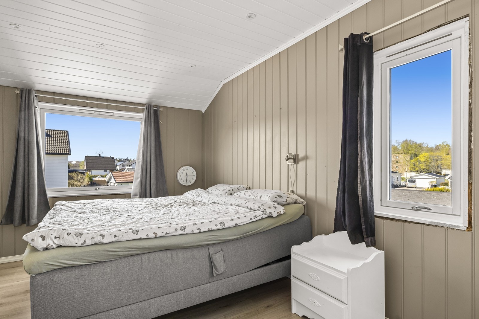 Andre etasje inneholder tre soverom, praktisk samlet i en egen del av huset. Galleribilde