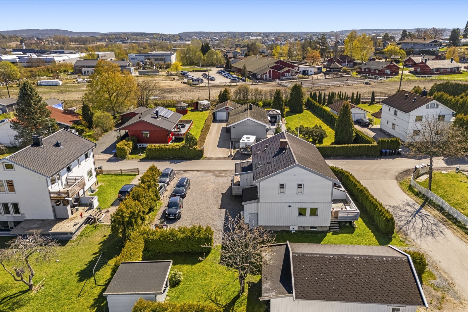 Fra eiendommen er det kort vei til både turområder og sentrum. Galleribilde