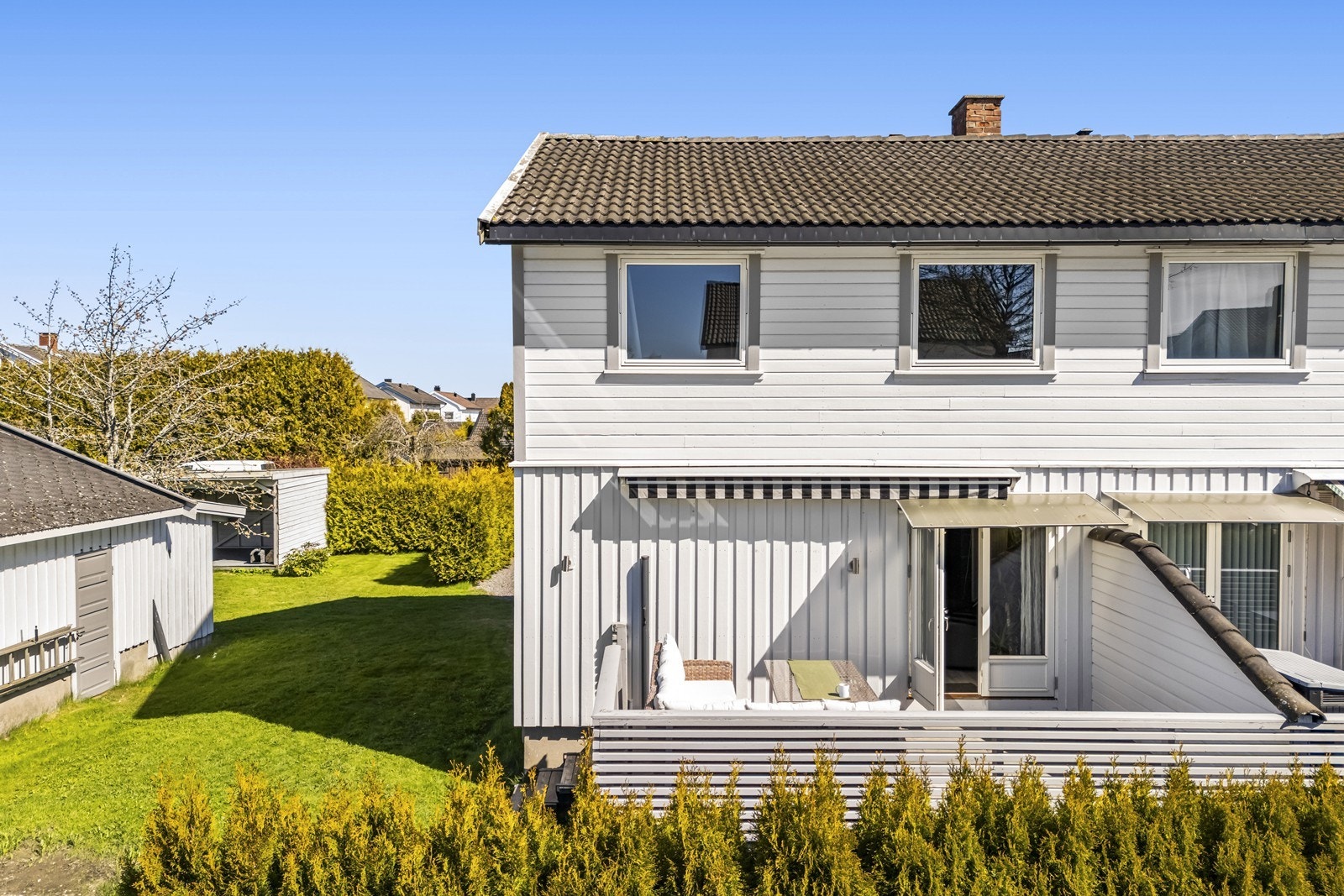 Fasaden har stående og liggende bordkledning som ble skiftet i 2009/2010. Galleribilde