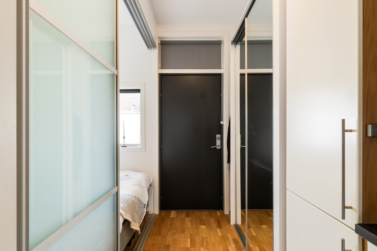 Entréen fremstår ryddig og funksjonell, med god plass til oppbevaring langs vegg i form av skyvedørsgarderobe. Galleribilde