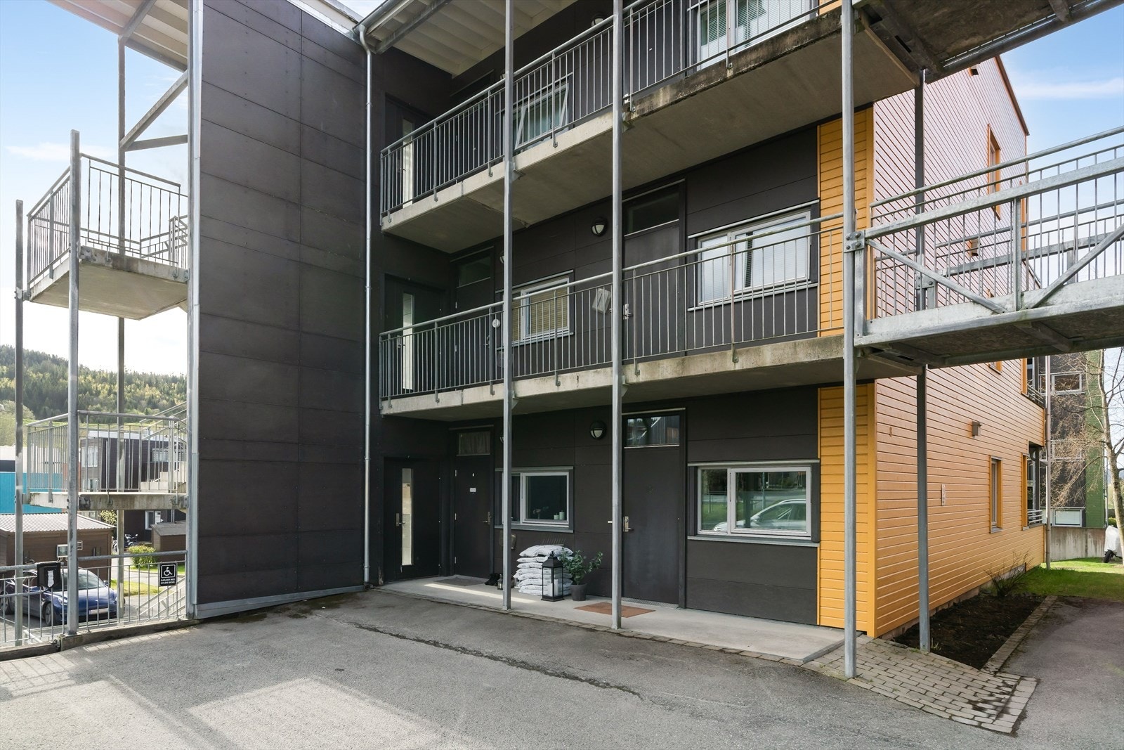 Det følger en utvendig parkeringsplass med leiligheten. Galleribilde