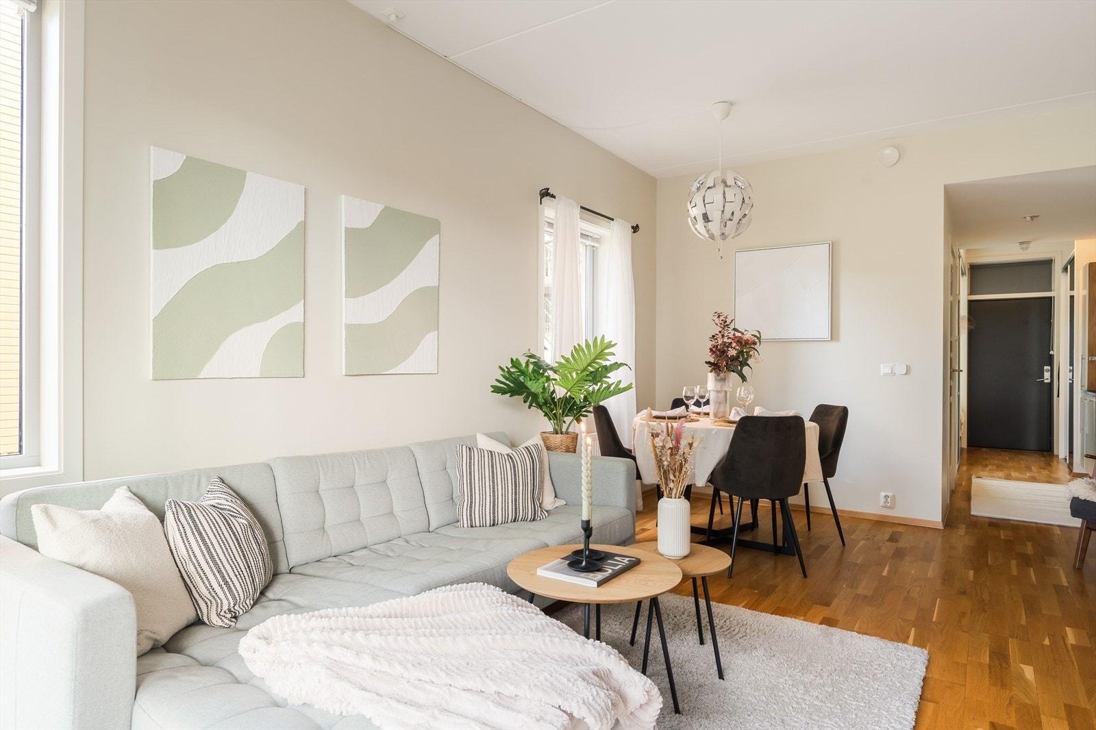 Stuearealet gir god plass til sofagruppe og øvrig møblering, med en planløsning som oppleves både ryddig og funksjonell. Galleribilde