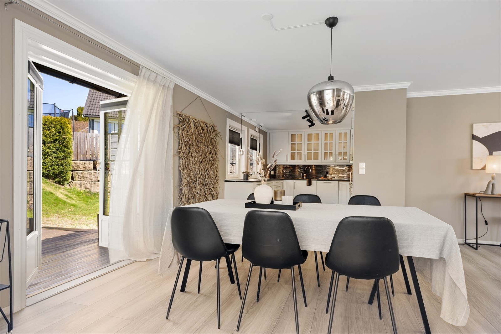 Fra spisestuen og stuen er det store doble dører ut til terrassen og hagen. Galleribilde