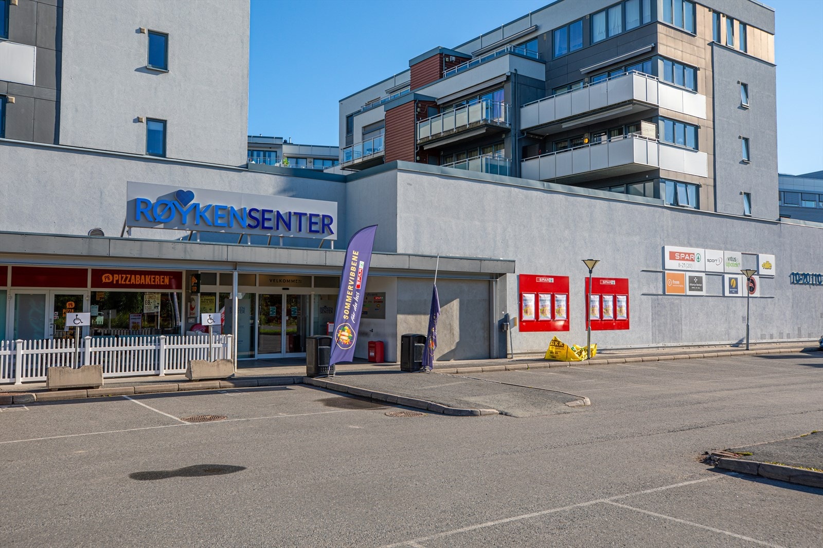 På senteret i Røyken finner du matbutikk, aptek, sportsbutikk og serveringssted. Galleribilde