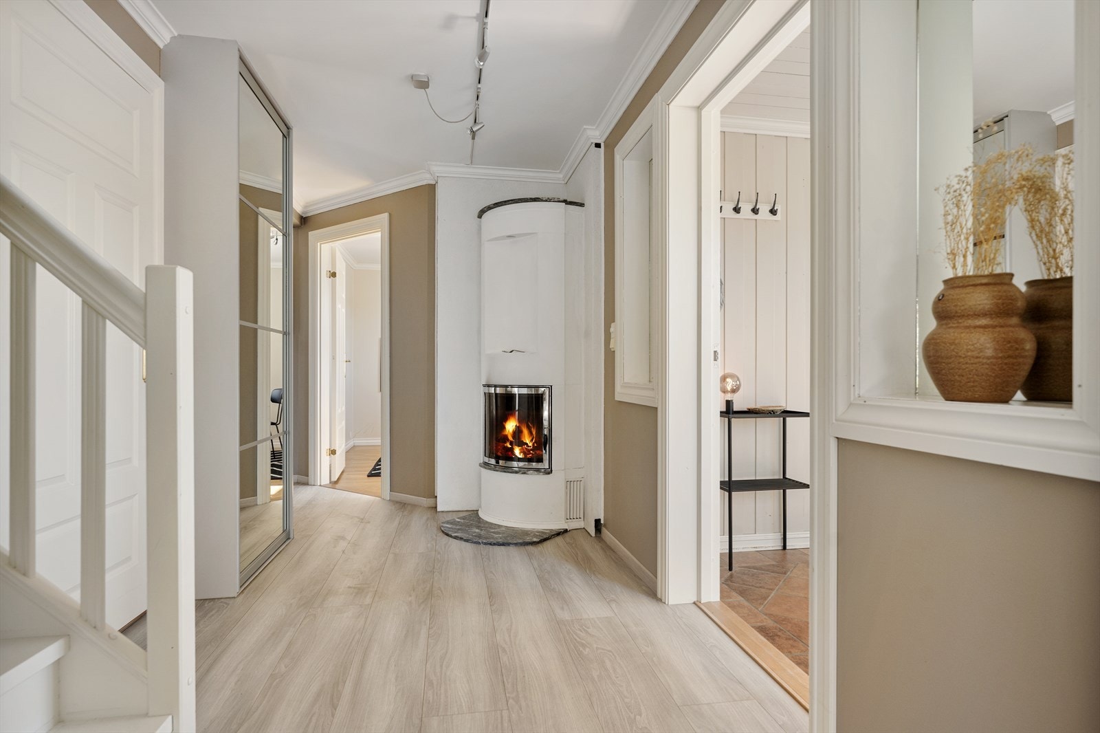 Videre inn i gangen finner man en koselig peisovn som gir god varme. Galleribilde