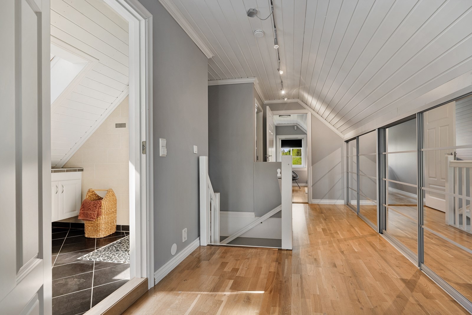 Det er ytterligere lagringsplass i kneveggen i 2. etasje. Galleribilde