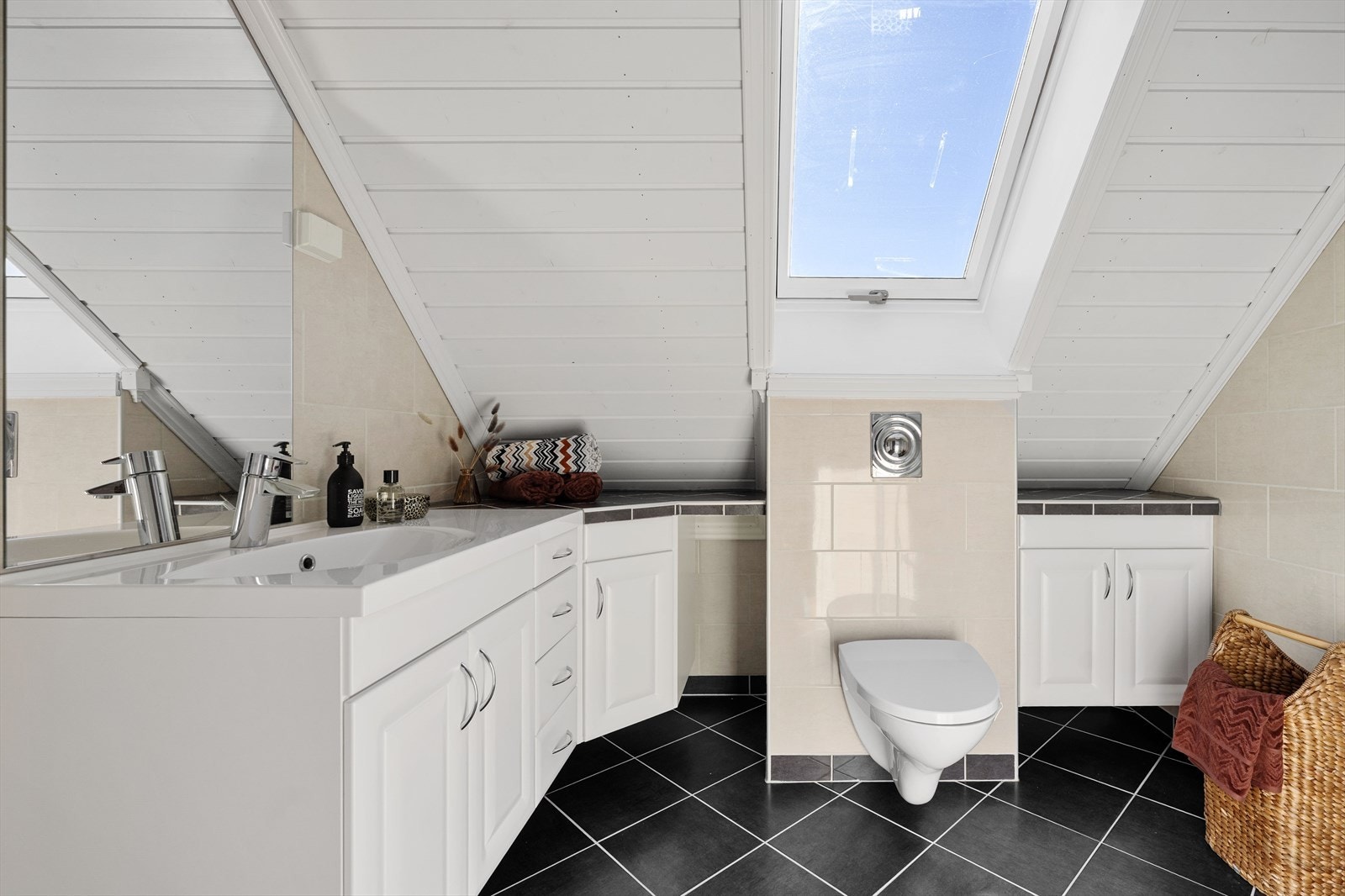 Boligens andre bad ligger i 2. etasje og fremstår lyst og pent med flislagte vegger og panel i himling. Badet er innredet med enkel servant med ett-greps armatur, servantinnredning og speil. Galleribilde
