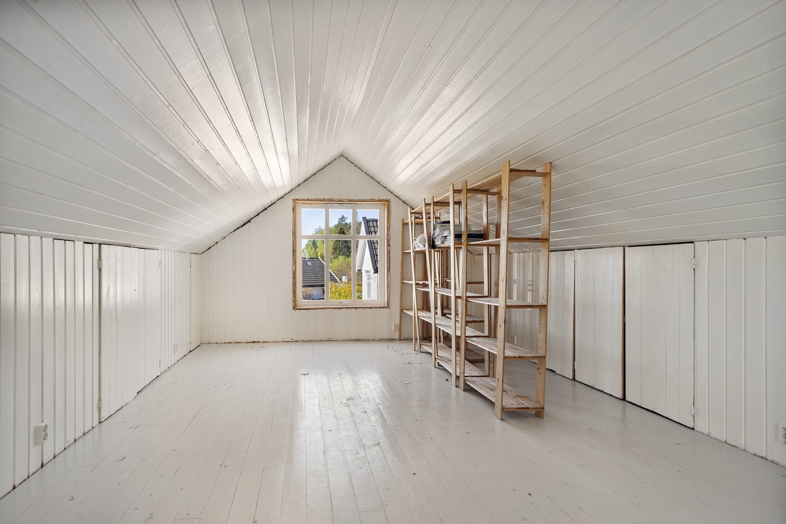 Over garasjen er det godt med lagringsplass. Galleribilde