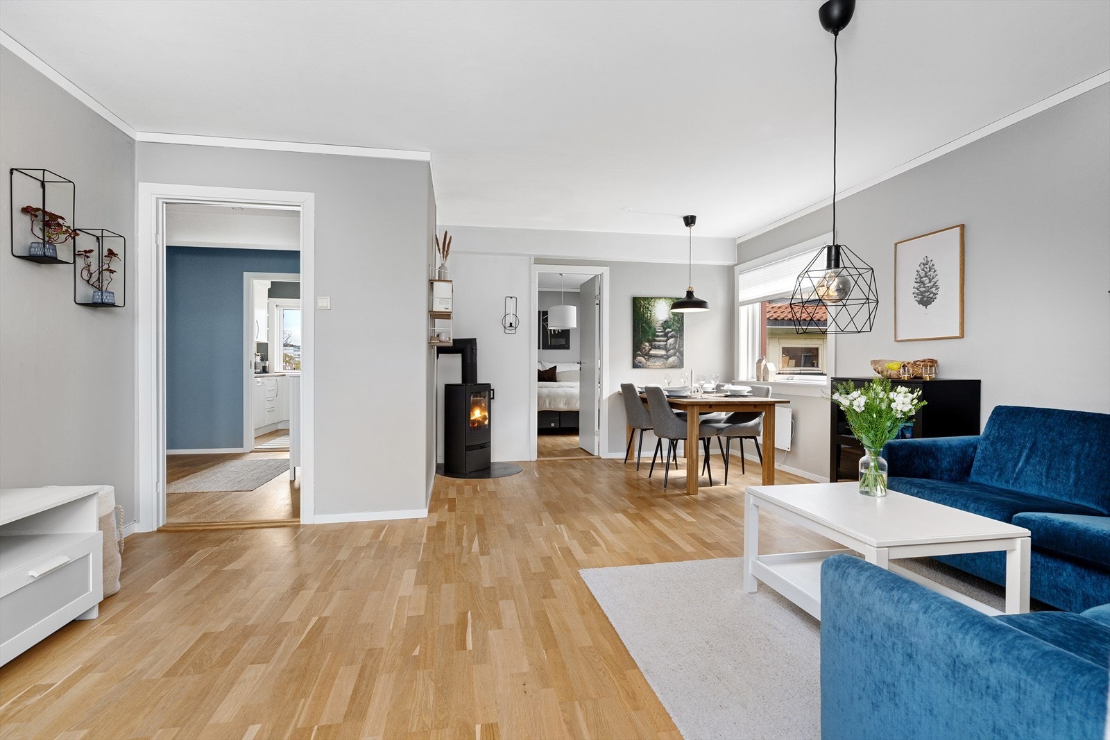 Videre inn finner du en entre/mellomgang, kjøkken, soverom 2, og bad. Galleribilde