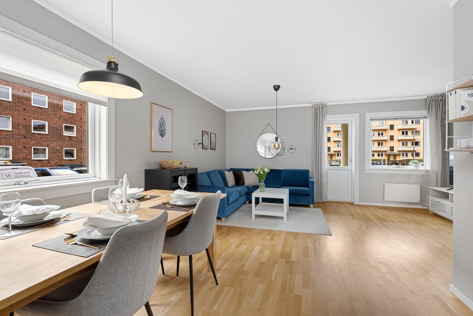 I stuen er gulvet slipt og lakket i 2020 i regi av fagfolk. Forøvrig ble himling og vegger malt i 2019/2020. Galleribilde