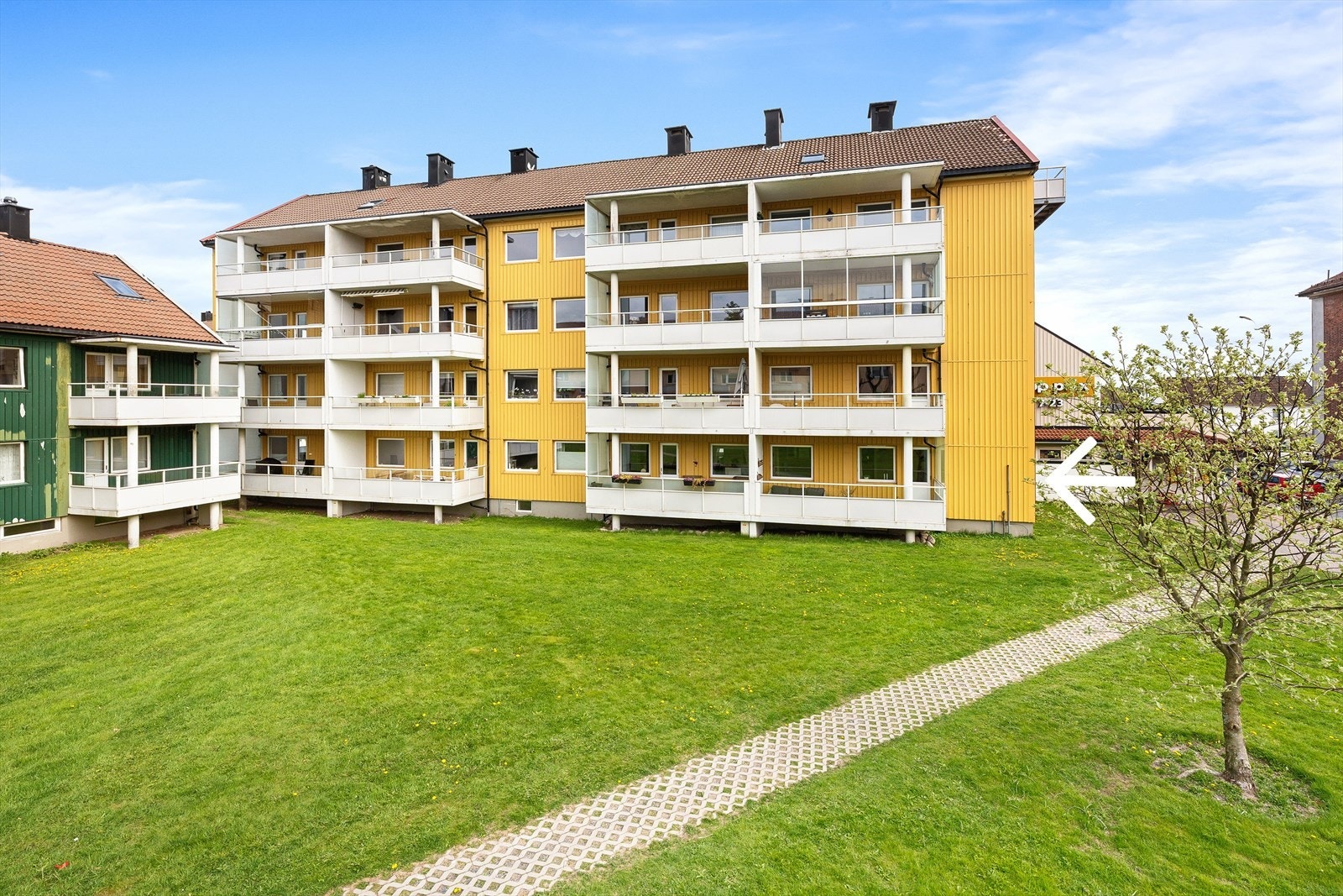 Aktuell 3-roms leilighet ligger i en høy 1.etg., på hjørnet som gjør at du har en ekstra yttervegg med vinduer som gir ekstra naturlig dagslys inn. Nærmeste dagligvarebutikk ligger så og si vegg i vegg, så trenger du noe er butikken i umiddelbar nærhet. Galleribilde