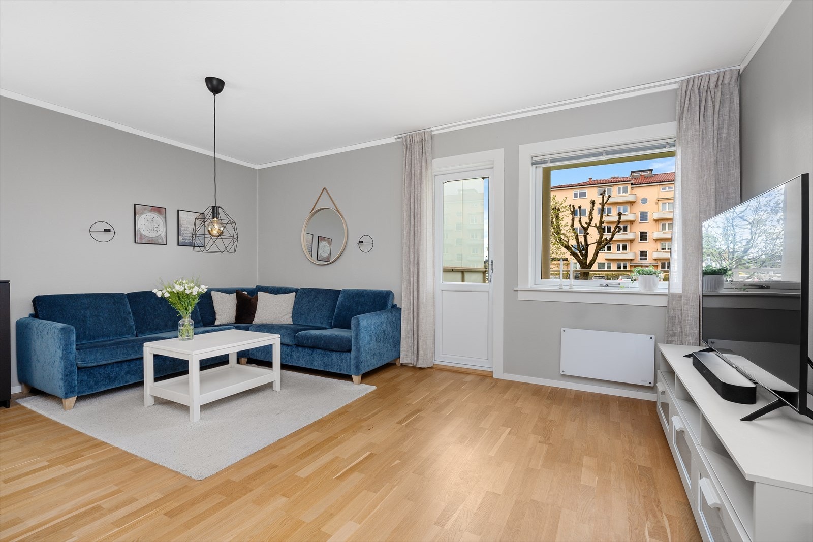 Velkommen inn! Leiligheten oppleves lys og innbydende med vindusflater på to sider. Nåværende eier har gjort flere oppgraderinger i sin eiertid som bla. slipt alle parkettgulv, satt inn ny vedovn, samt malt de fleste flater. Galleribilde