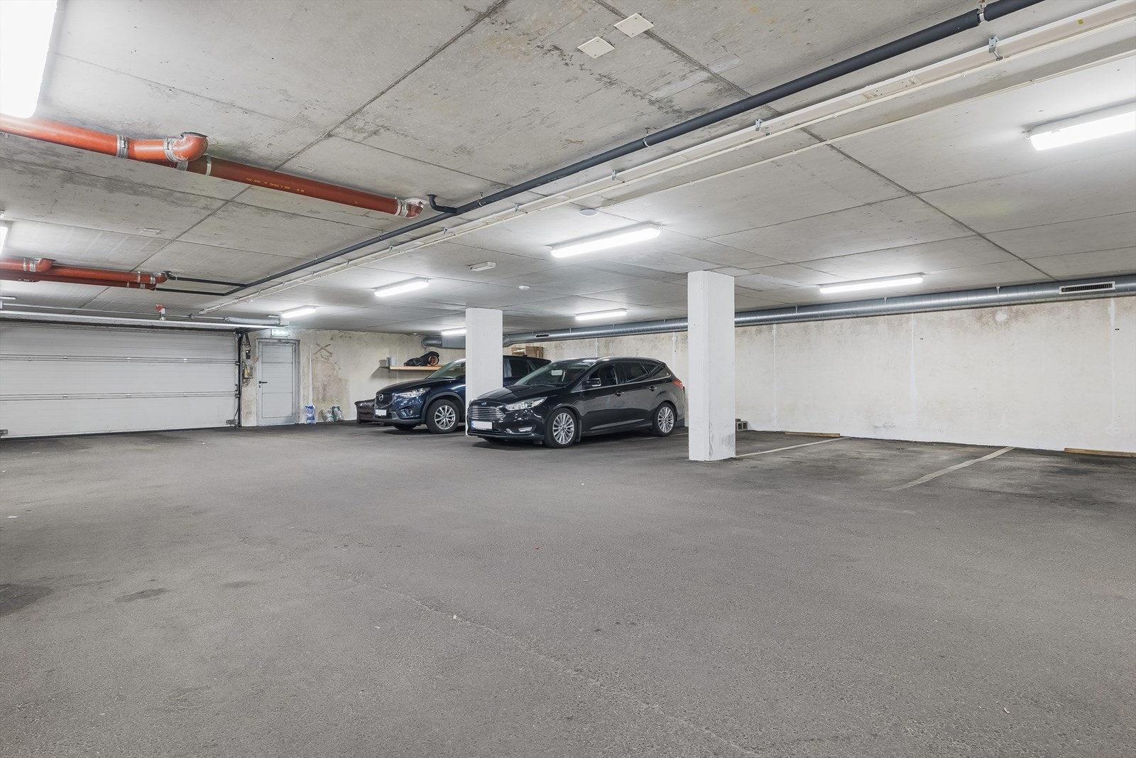 Det medfølger egen parkeringsplass i lukket garasjeanlegg. Galleribilde