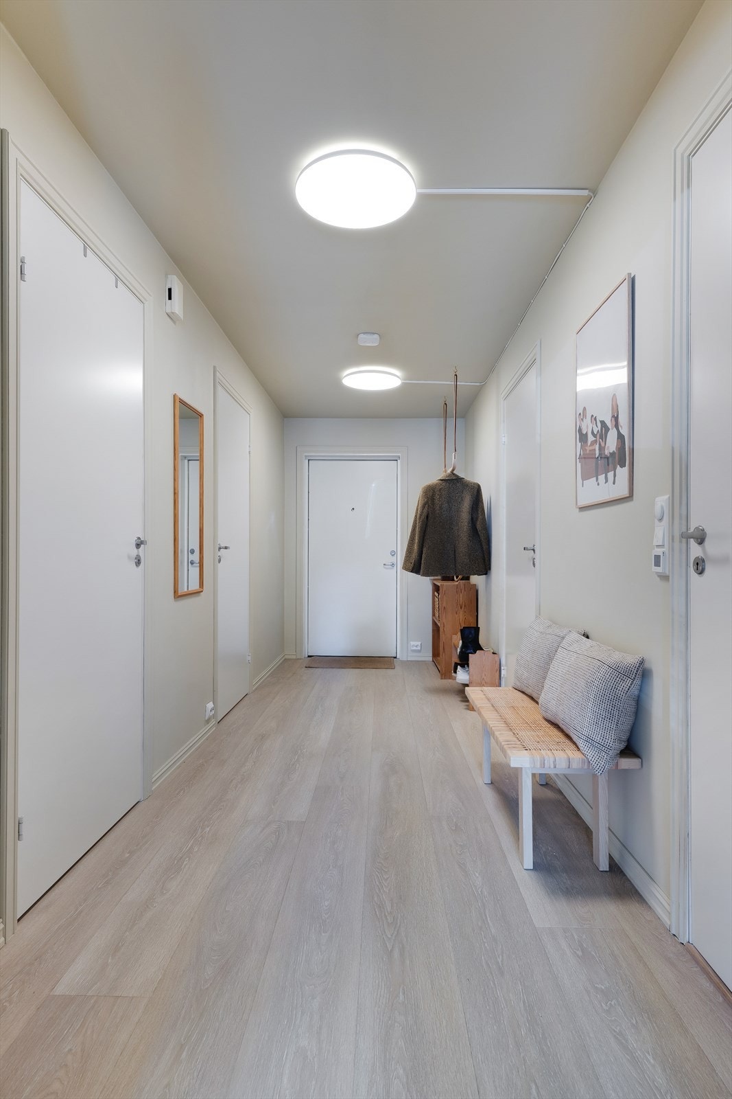 En lys og innbydende entré med god plass til garderobeløsninger. Galleribilde