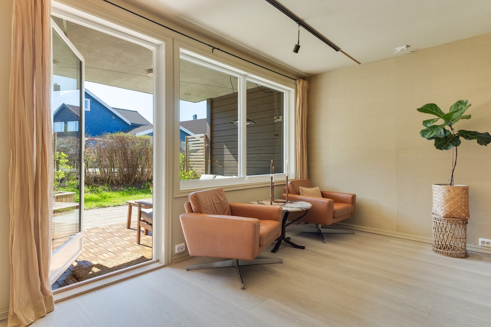 Fra stuen er det direkte utgang til den overbygde, sørvendte terrassen. Galleribilde