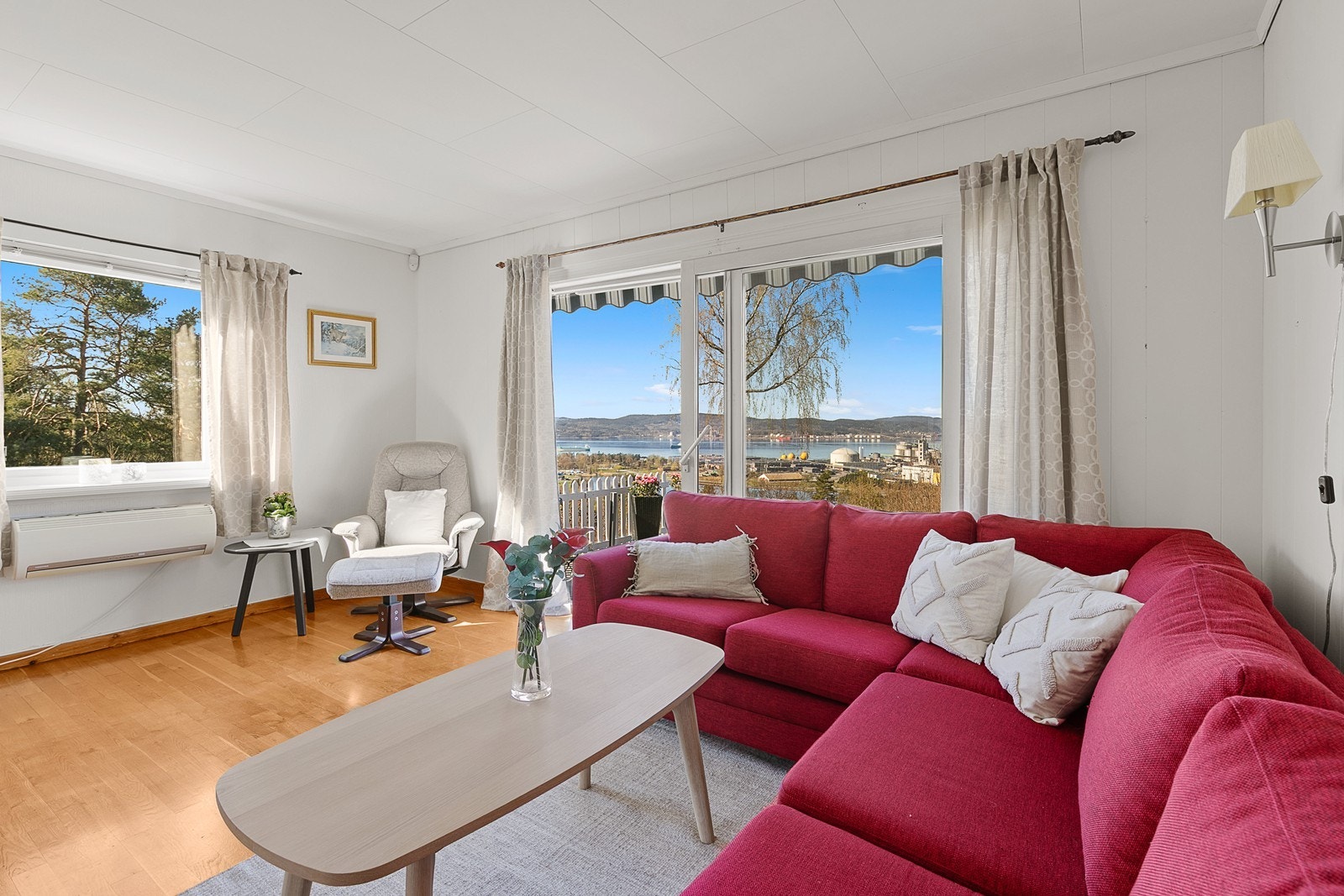 En romslig stuedel med god plass til ønsket møblement Galleribilde