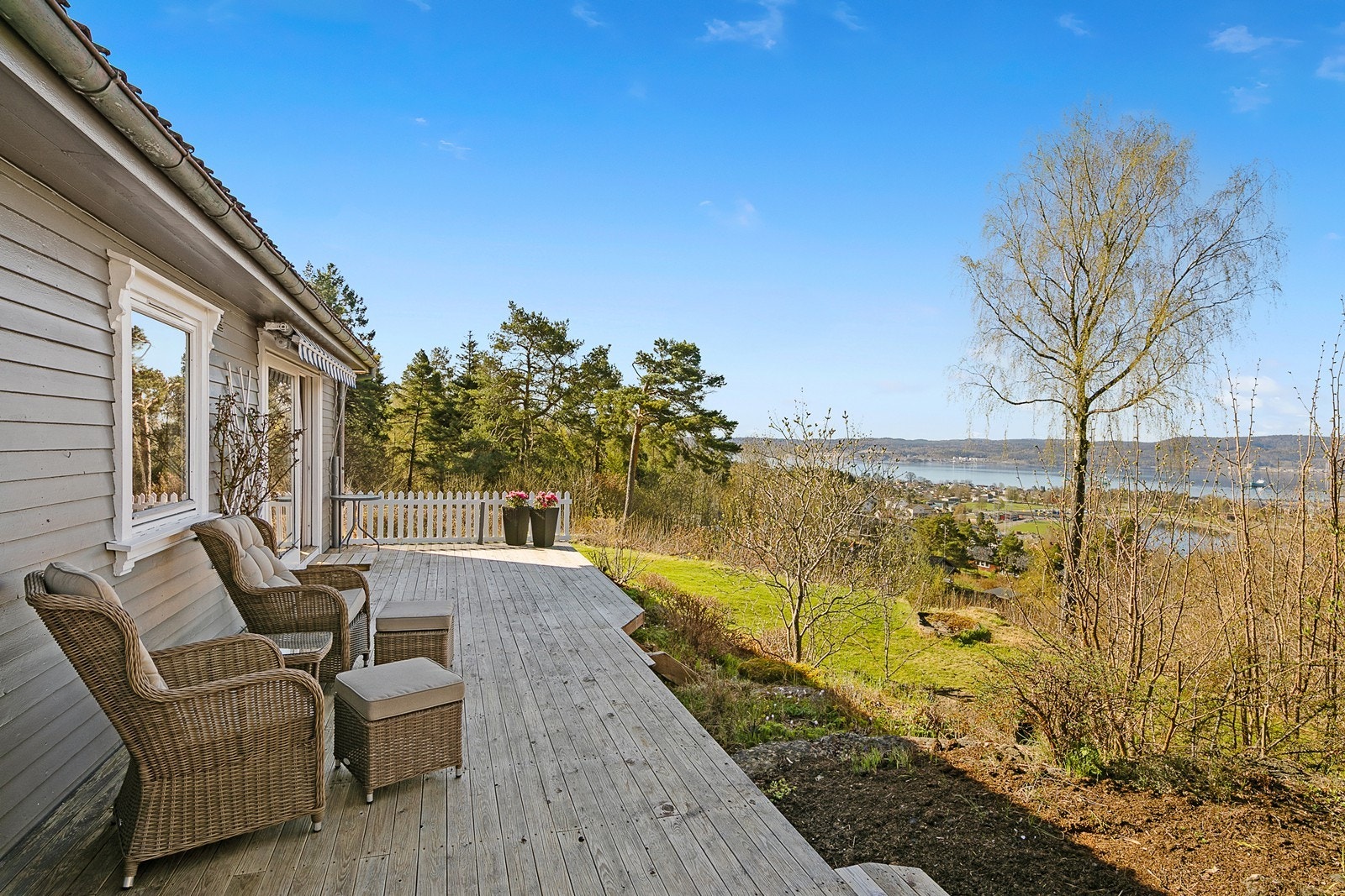 Vestvendt terrasse med god utsikt og gode solforhold ut over ettermiddag og kveld Galleribilde