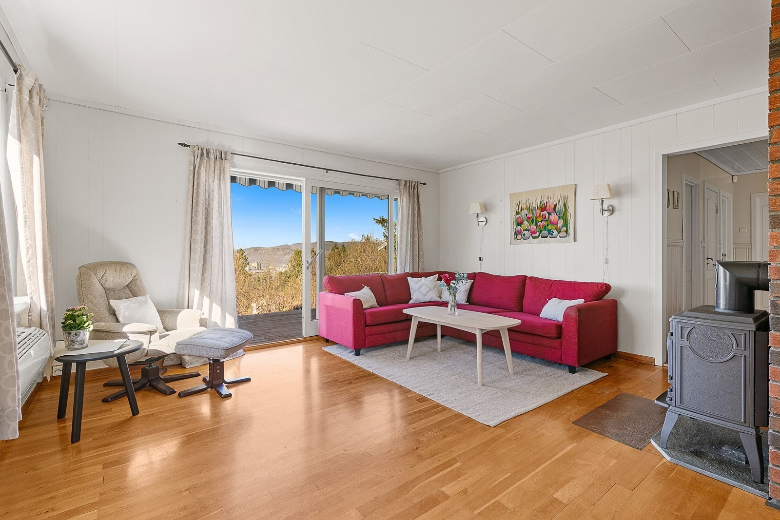 Velkommen inn! Stue og spisestue ligger i åpen løsning, med stor skyvedør ut til terrassen fra stuedelen Galleribilde