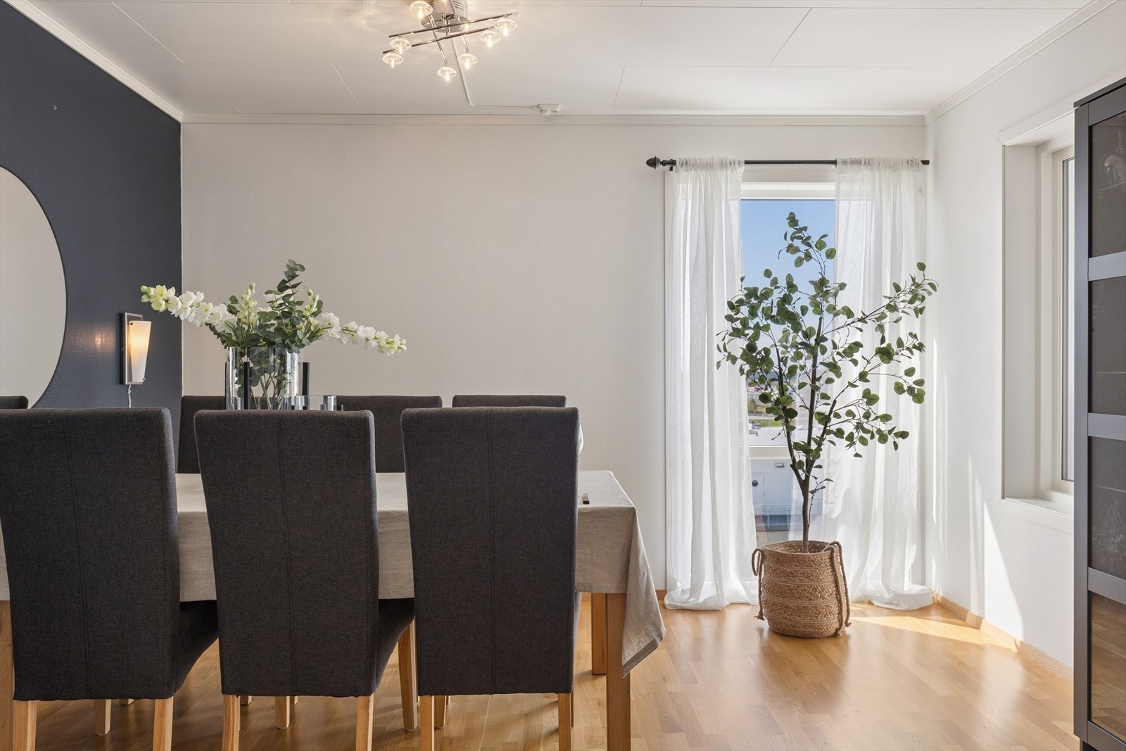 Romslig spisestue. Galleribilde