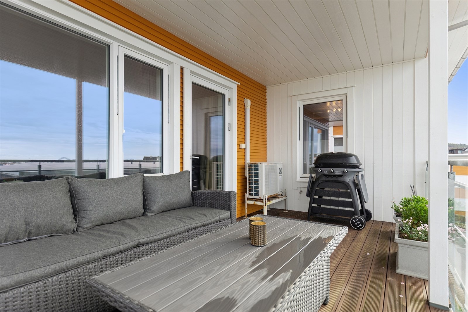 Flott terrasse med god plass til valgfri møblering. Galleribilde