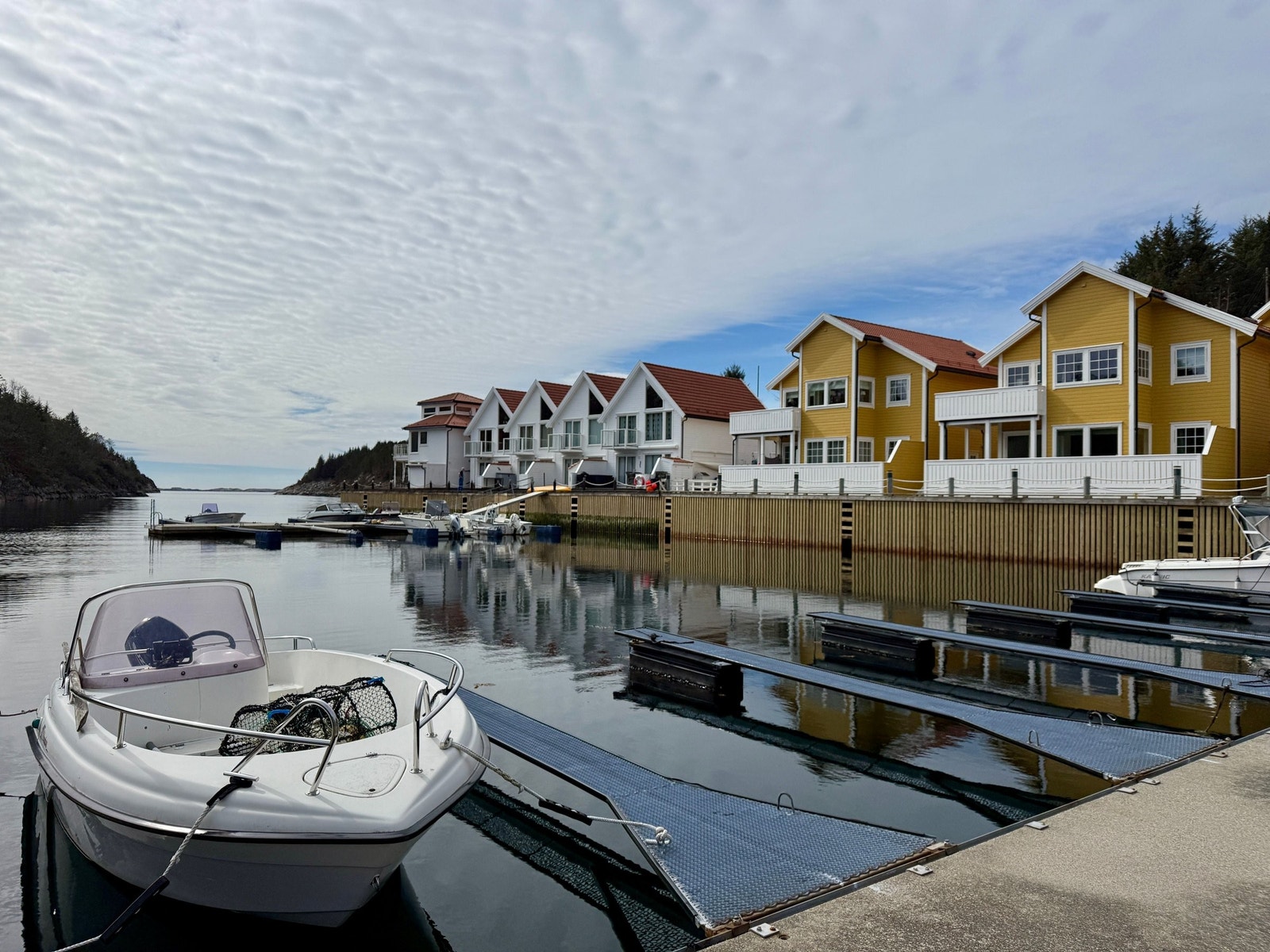 Idyllisk plass med enkel adkomst til sjøen og med egen båtplass rett utenfor leiligheten Galleribilde