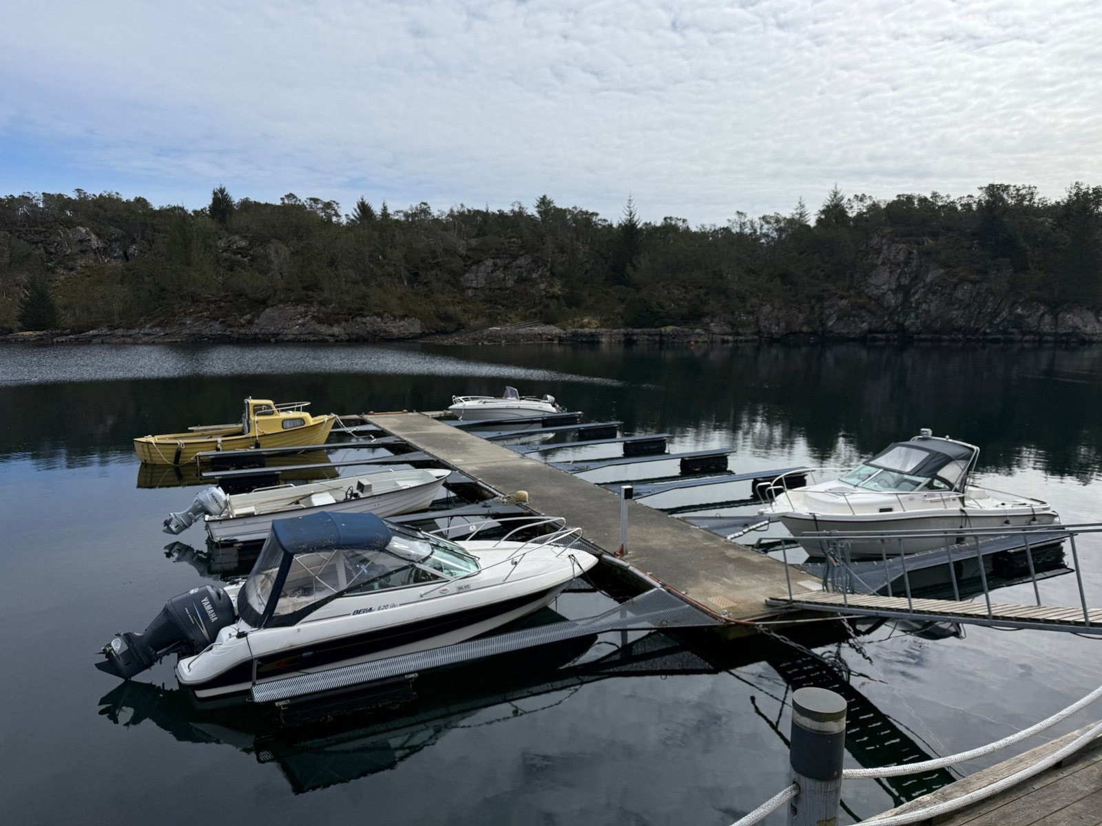Leilighetens båtplass er nr. 4 fra landgangen på høyre side Galleribilde