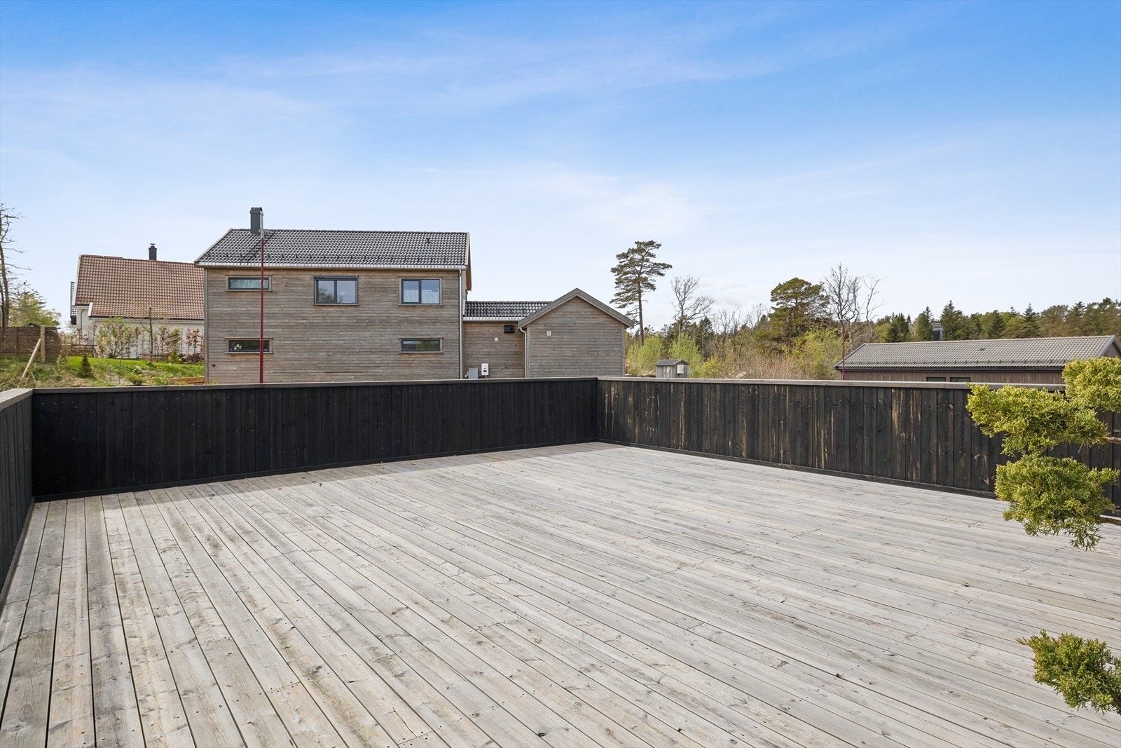 Fra stuens sosiale sone er det utgang til en terrasse på hele 52 m², som vesentlig utvider oppholdsarealet i sommerhalvåret. Galleribilde