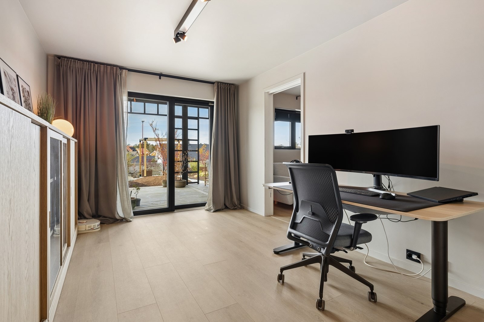 Boligen har totalt fire soverom, hvorav tre er praktisk samlet i 1. etasje. Utgang til en herlig, vestvendt terrasse på 21m². Galleribilde