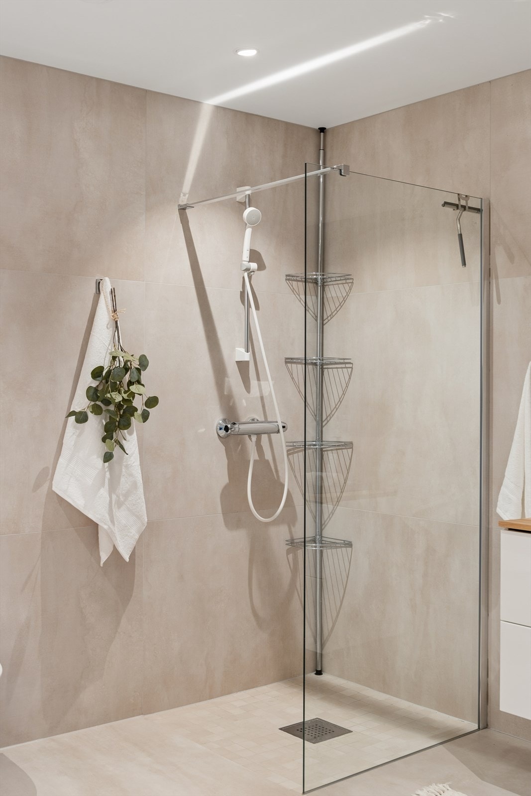 Gjennomtenkte materialvalg kombinert med et moderne uttrykk gir badet en følelse av spa og hverdagsluksus. Galleribilde