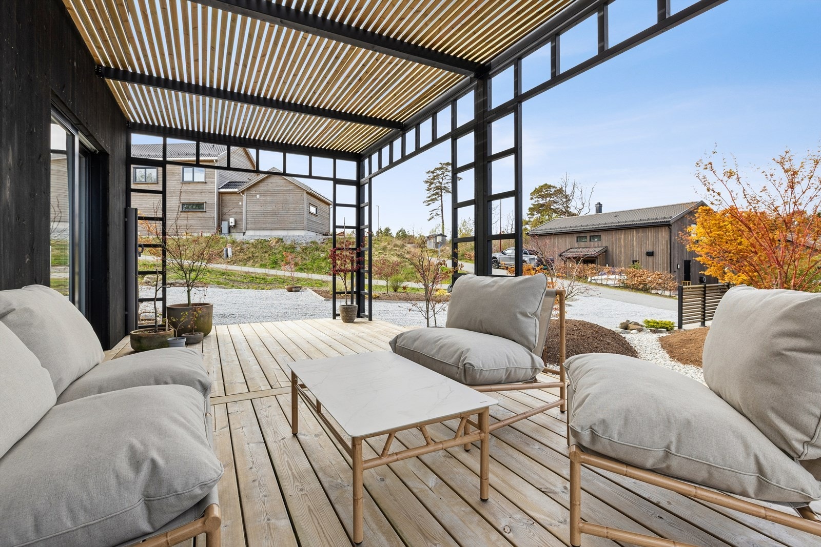 Terrassen i 1. etasje er nordvestvendt. Pergola med spiletak gir en lun og skjermet uteplass. Galleribilde
