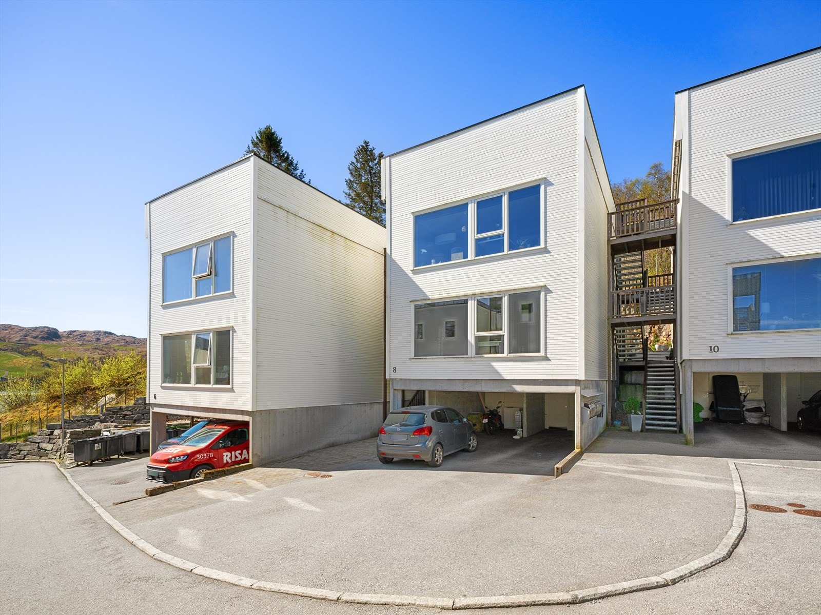 Eiendommen ligger sentralt til på Ålgård, med gangavstand til butikk og bussholdeplass. Galleribilde
