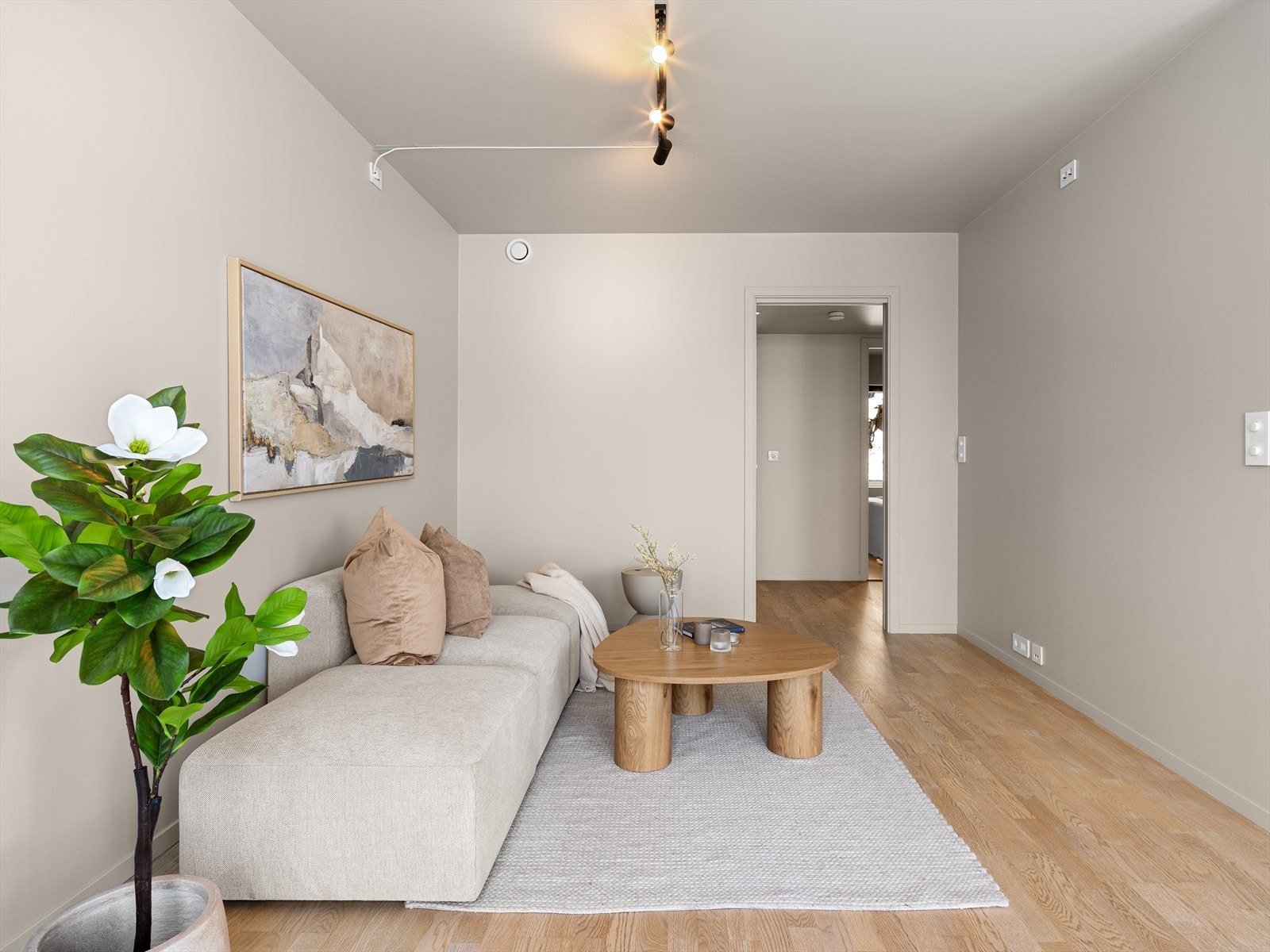 Stuen har god plass til en romslig sofagruppe. Galleribilde