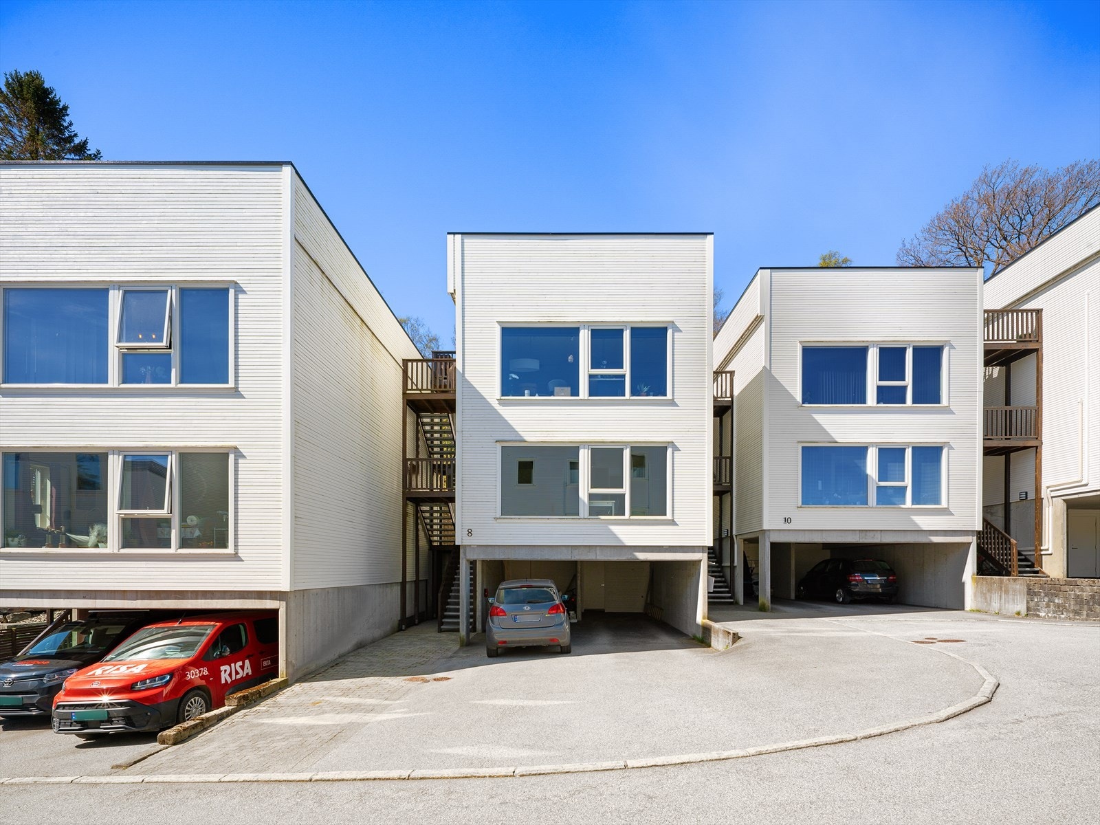 Leiligheten disponerer egen parkeringsplass i carport, med en praktisk sportsbod i bakkant. Galleribilde