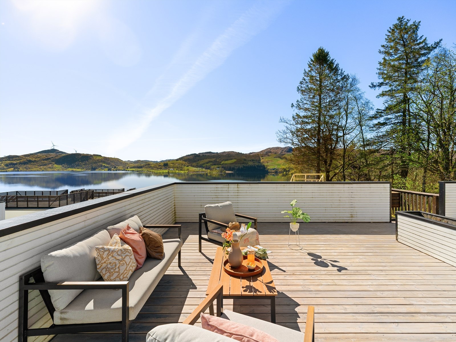 Utsikt mot Edlandsvatnet og de omkringliggende åsene. Galleribilde