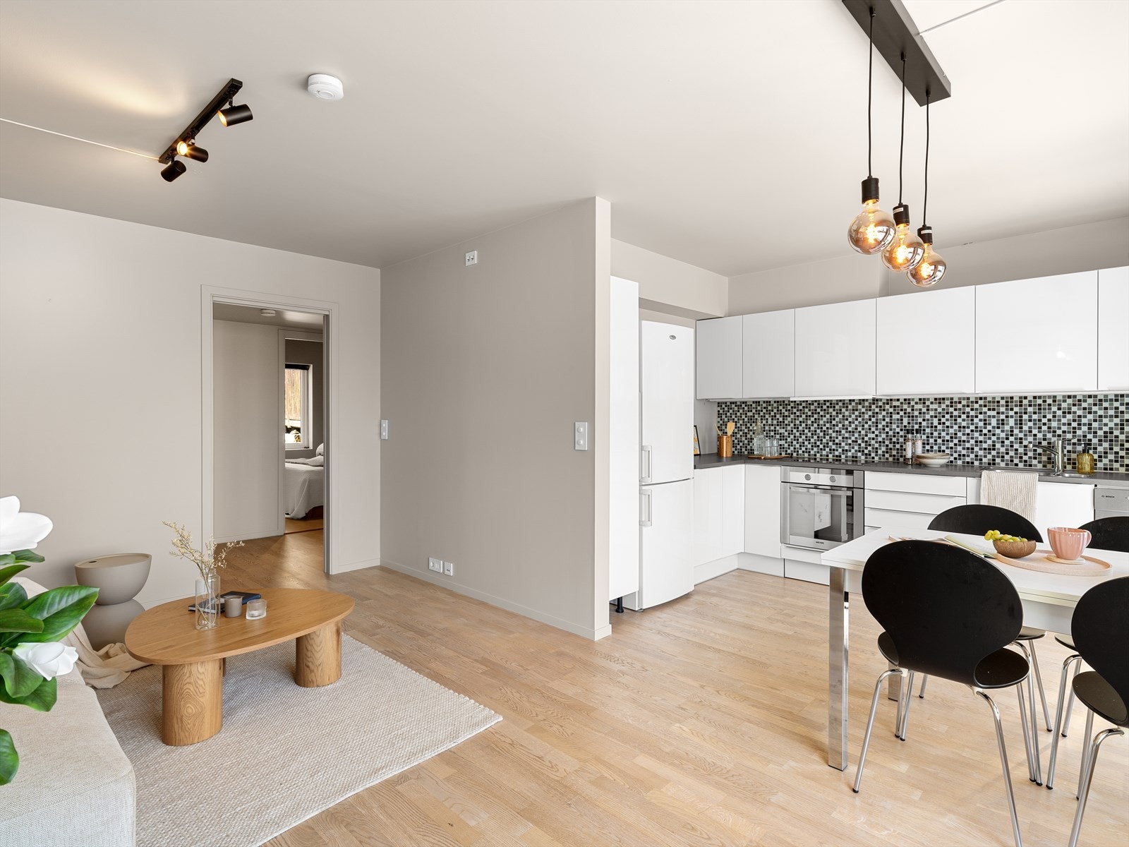 Gjennomgående parkett på gulv og listefri overgang mot taket gir et helhetlig og rent uttrykk. Galleribilde
