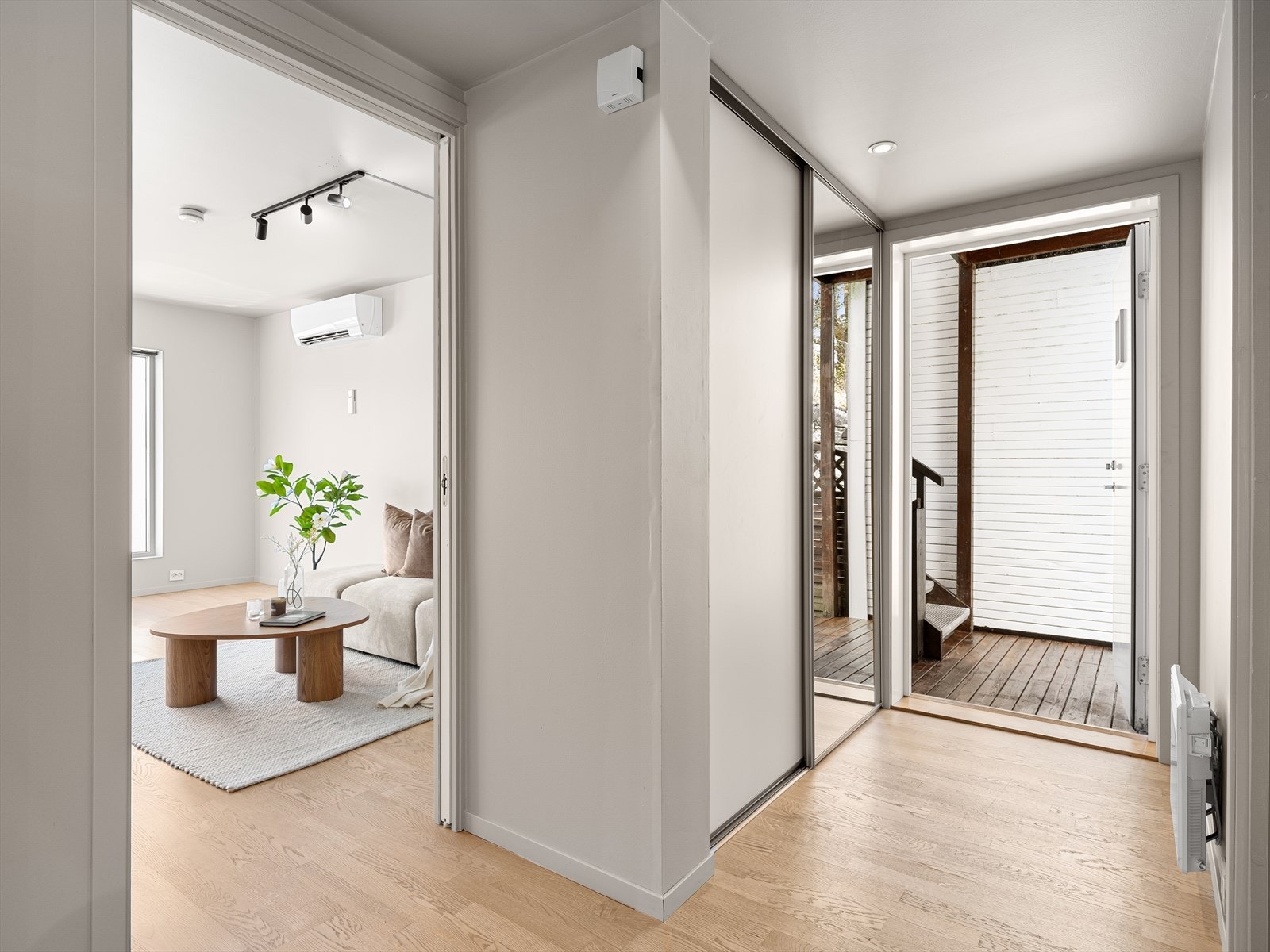 Entré med skyvedørsgarderobe. Herfra er det direkte tilgang til leilighetens oppholdsrom. Galleribilde
